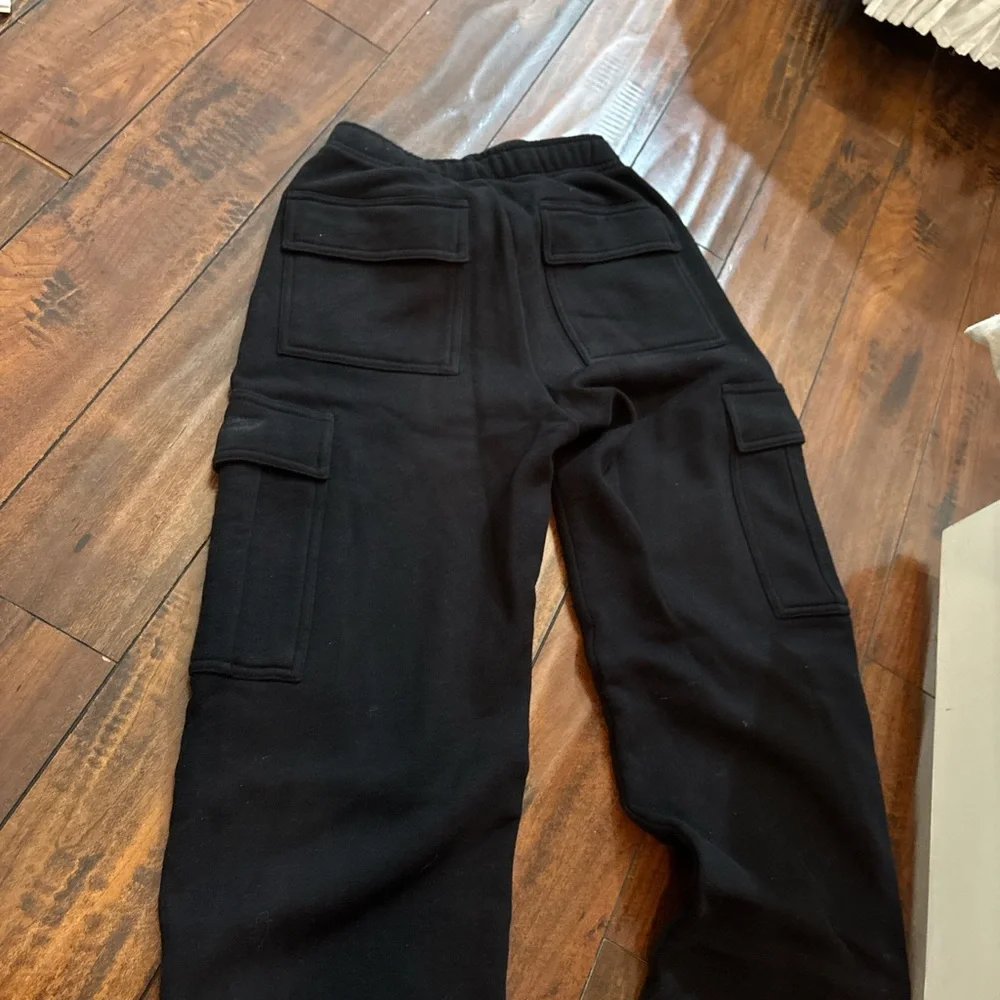 Black aritzia TNA cargo sweatpants - Picture 4 of 4